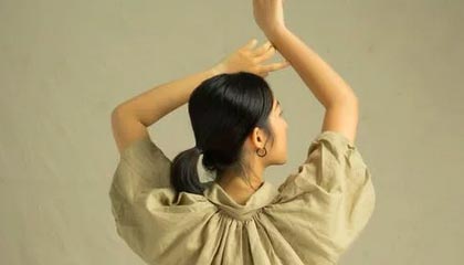 伊朗队替补席席地而坐，原因：雪地太软太舒服，伊朗主场