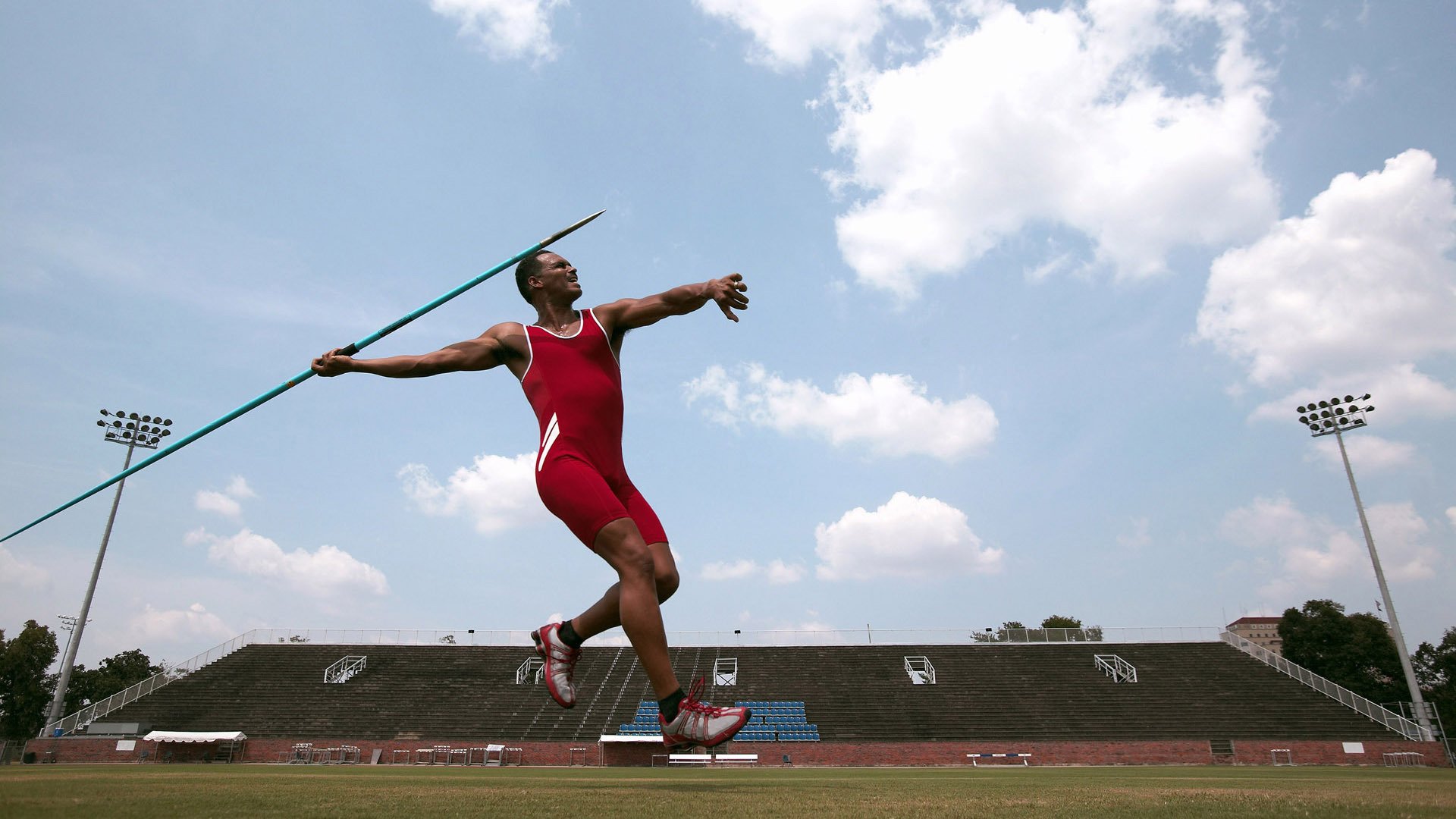 强队在锦标赛中无往不利，实力无人能敌，强队对强队角球